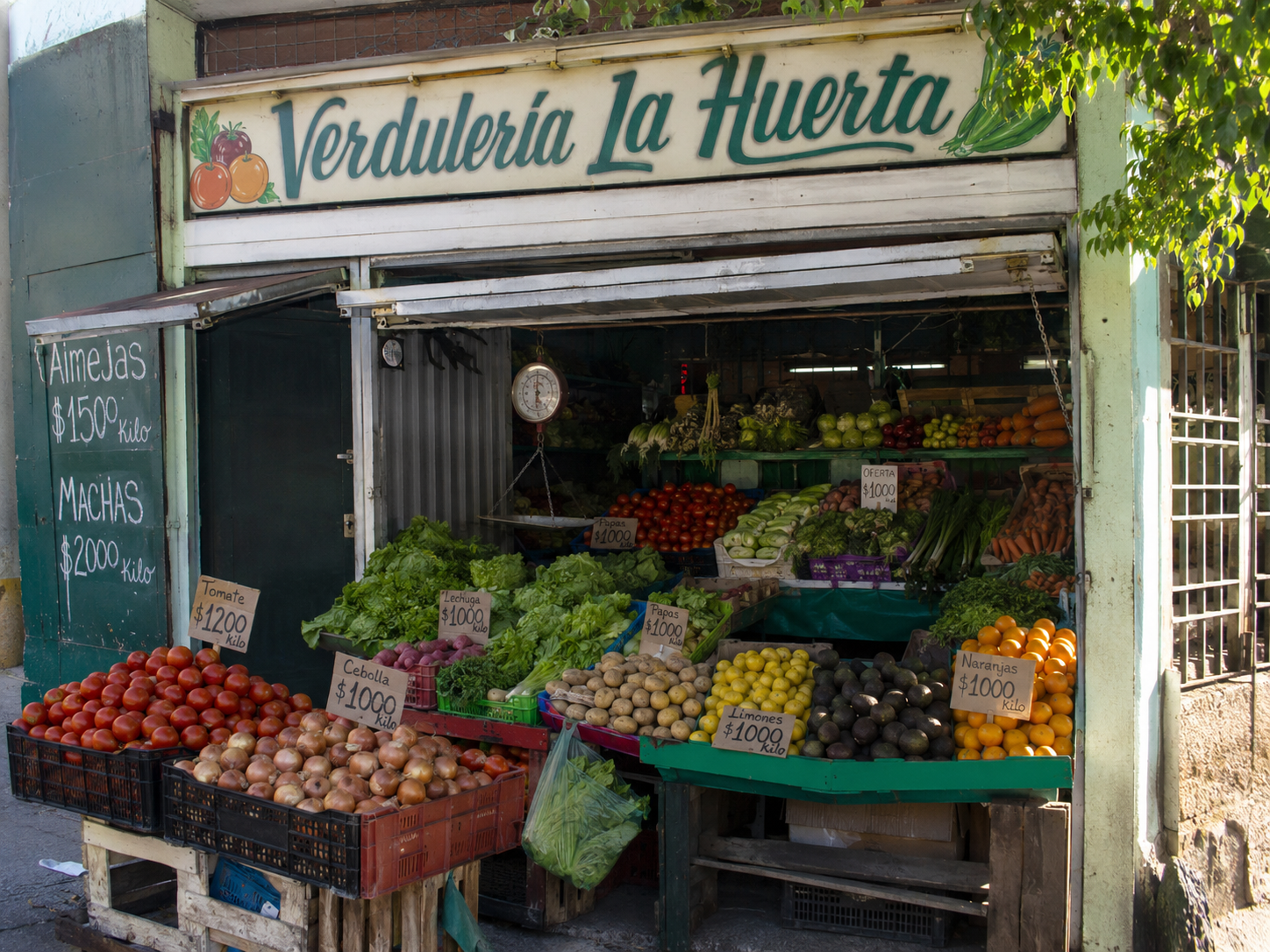 Verdulería La Huerta con frutas y verduras frescas exhibidas hacia la calle.